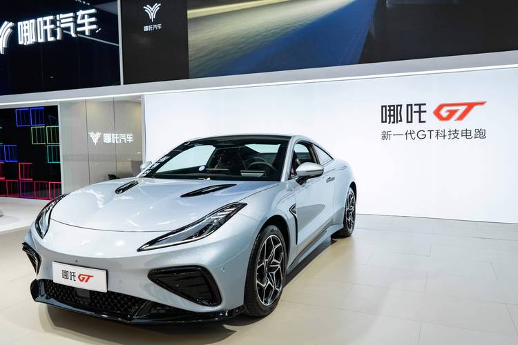 成都244哪吒汽车在智能汽车领域的表现，领途汽车在新能源汽车市场中的影响力